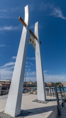 Akko, İsrail 04-29-2025 Acre, Akko, İsrail 'deki marinada rüzgar çanı heykeli. İbranice 