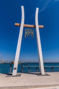 Akko, İsrail 04-29-2025 Acre, Akko, İsrail 'deki marinada rüzgar çanı heykeli. İbranice 