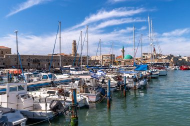 Acre, İsrail 29 Nisan 2025 Eski Acre, Akko İsrail limanında güneşli bir günde arka planda surlarla çevrili bir şehir olan botlar.