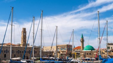 Acre, İsrail 29 Nisan 2025 Eski Acre, Akko İsrail limanında güneşli bir günde arka planda surlarla çevrili bir şehir olan botlar.