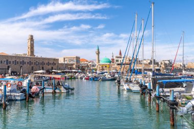 Acre, İsrail 29 Nisan 2025 Eski Acre, Akko İsrail limanında güneşli bir günde arka planda surlarla çevrili bir şehir olan botlar.