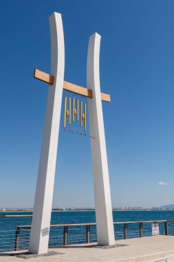 Akko, İsrail 04-29-2025 Acre, Akko, İsrail 'deki marinada rüzgar çanı heykeli. İbranice 