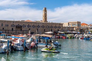 Acre, İsrail 29 Nisan 2025 Eski Acre, Akko İsrail limanında güneşli bir günde arka planda surlarla çevrili bir şehir olan botlar.