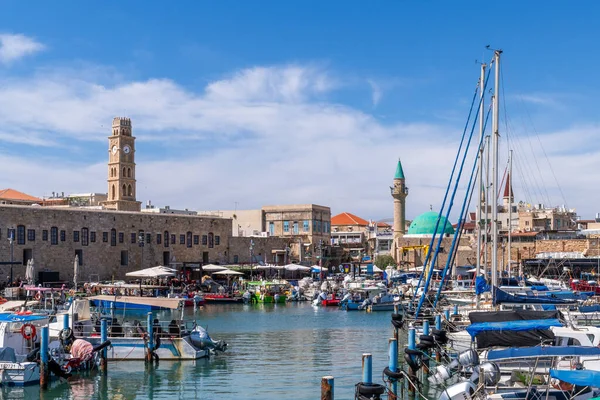 Acre, İsrail 29 Nisan 2025 Eski Acre, Akko İsrail limanında güneşli bir günde arka planda surlarla çevrili bir şehir olan botlar.
