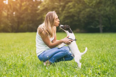 Güzel bir kadın ile onun sevimli köpek Jack Russell Terrier.Image kasıtlı olarak tonda doğada zaman geçirmekten hoşlanıyor.