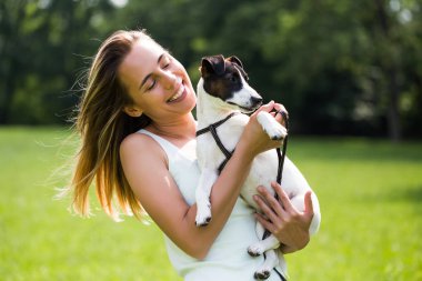 Güzel bir kadın ile onun sevimli köpek, doğada zaman geçirmekten hoşlanıyor Jack Russell Terrier.