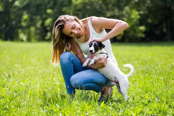 Hermosa Mujer Disfruta Pasar Tiempo Naturaleza Con Lindo Perro Jack — Foto de Stock