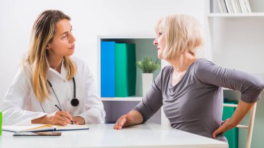 Üst düzey hasta kadın doktor ağrı onu tekrar nasıl geçiriyor söylüyorum.