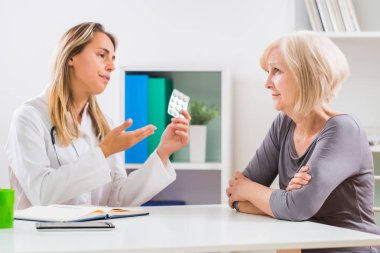 Onun sağlık sorunları için hapları reddederek üst düzey kadın hasta.