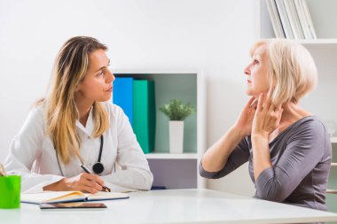 Üst düzey hasta kadın doktor boğazını sorunları nasıl geçirdiğini söylüyor.