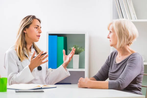 Doctora Paciente Senior Hablando Consultorio Del Doctor —  Fotos de Stock