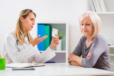 Onun sağlık sorunları için hapları reddederek üst düzey kadın hasta.