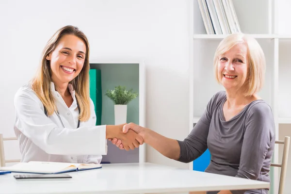 Female Doctor Happy Senior Woman Patient Shaking Hands Doctor Office — Stock Photo, Image