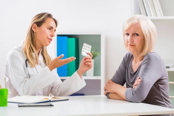 Senior Vrouw Patiënt Weigeren Nemen Pillen Voor Haar Gezondheidsproblemen — Stockfoto