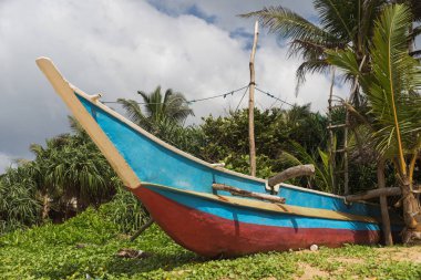 Sri Lanka sahilde tekne görüntüsünü.
