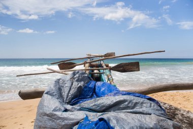 Sri Lanka sahilde tekne görüntüsünü.