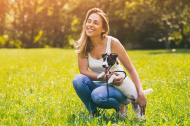 Güzel bir kadın ile onun sevimli köpek Jack Russell Terrier.Image kasıtlı olarak tonda doğada zaman geçirmekten hoşlanıyor.