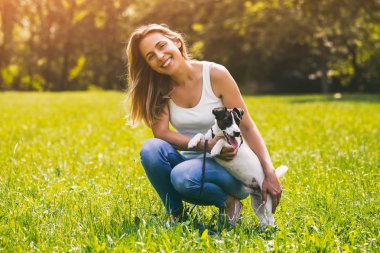 Güzel bir kadın ile onun sevimli köpek Jack Russell Terrier.Image kasıtlı olarak tonda doğada zaman geçirmekten hoşlanıyor.
