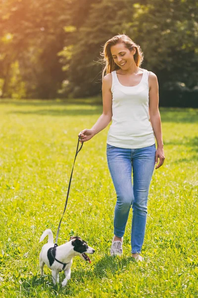Όμορφη Γυναίκα Απολαμβάνει Περπάτημα Χαριτωμένο Σκυλάκι Τζακ Ρασελ Στη Φύση — Φωτογραφία Αρχείου