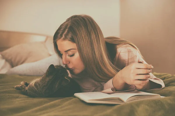 Hermosa Mujer Disfruta Leyendo Libro Pasar Tiempo Con Gato Casa — Foto de Stock