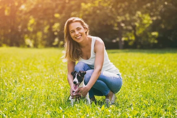 Piękna Kobieta Lubi Spędzać Czas Przyrodzie Jej Pies Jack Russell — Zdjęcie stockowe