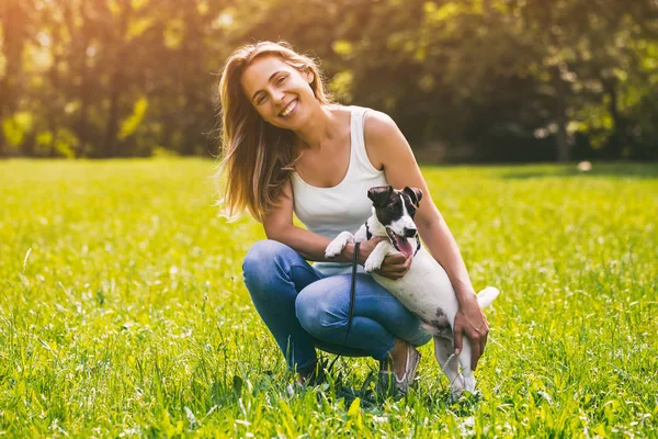 Güzel bir kadın ile onun sevimli köpek Jack Russell Terrier.Image kasıtlı olarak tonda doğada zaman geçirmekten hoşlanıyor.