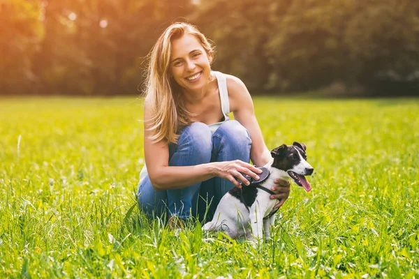 Mooie Vrouw Kammen Van Haar Hond Jack Russell Terriër Natuur — Stockfoto