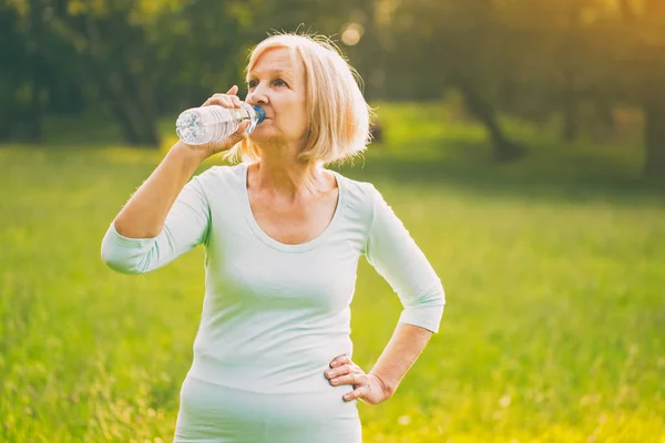 Mujer Mayor Activa Bebiendo Agua Durante Ejercicio Imagen Tonifica Intencionalmente — Foto de Stock