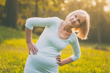 Açık egzersiz sportif kadın kıdemli. Görüntü kasten tonda.