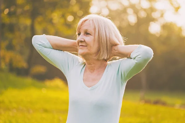 Sportieve Senior Vrouw Buiten Oefenen Afbeelding Opzettelijk Afgezwakt — Stockfoto