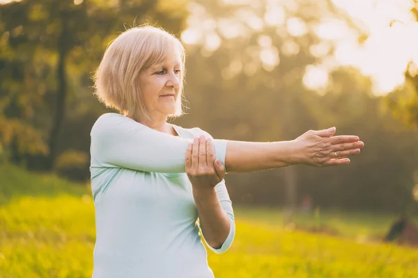 Mujer Mayor Deportivo Ejercicio Aire Libre Image Tonifica Intencionalmente —  Fotos de Stock