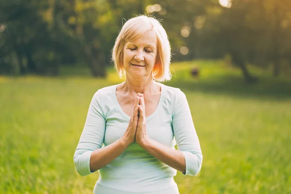 Mujer Mayor Disfruta Meditando Naturaleza Imagen Tonifica Intencionalmente —  Fotos de Stock