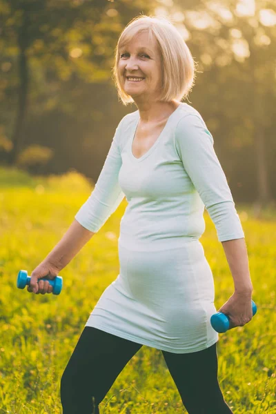 Donna Anziana Sportiva Che Esercita Con Pesi All Aperto Immagine — Foto Stock