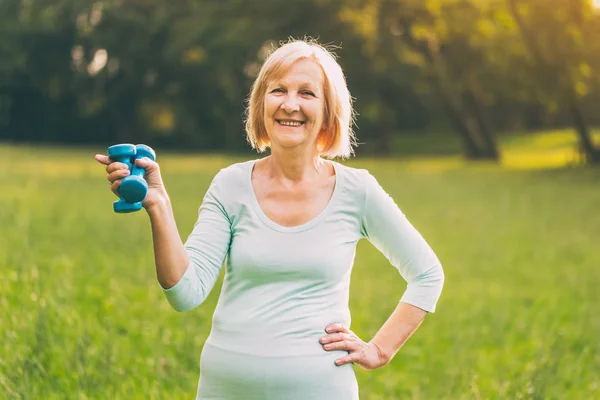 Retrato Mujer Mayor Deportiva Sosteniendo Pesas Aire Libre Imagen Tonifica —  Fotos de Stock