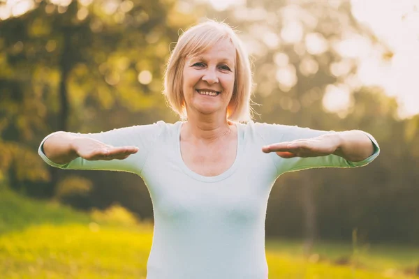 Sportieve Senior Vrouw Buiten Oefenen Afbeelding Opzettelijk Afgezwakt — Stockfoto