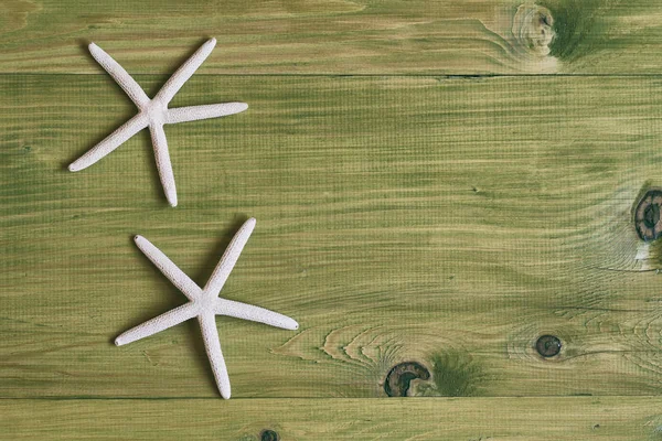 Imagen Dos Estrellas Mar Sobre Una Mesa Madera Imagen Intencionalmente —  Fotos de Stock