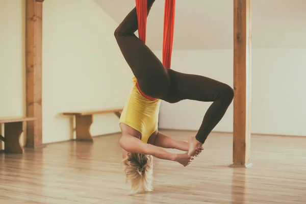 Kobieta Robi Aerial Joga Studiu Fitness Obraz Jest Celowo Stonowanych — Zdjęcie stockowe