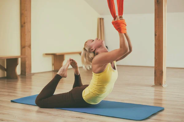 Donna Che Yoga Aereo Nella Sala Fitness Immagine Intenzionalmente Tonica — Foto Stock