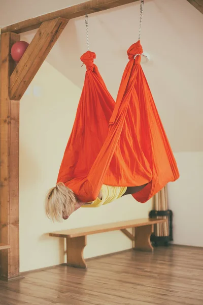 Mujer Haciendo Yoga Aéreo Gimnasio Imagen Tonifica Intencionalmente —  Fotos de Stock