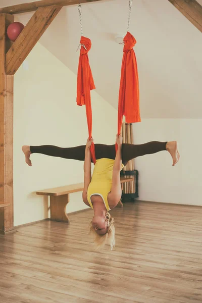 Kvinnan Gör Aerial Yoga Fitnesstudion Bilden Avsiktligt Tonas — Stockfoto
