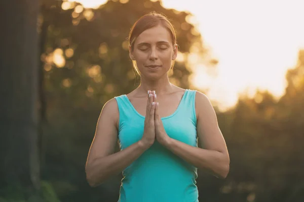 Krásná Žena Těší Meditaci Přírodě Obraz Záměrně Sladěn — Stock fotografie