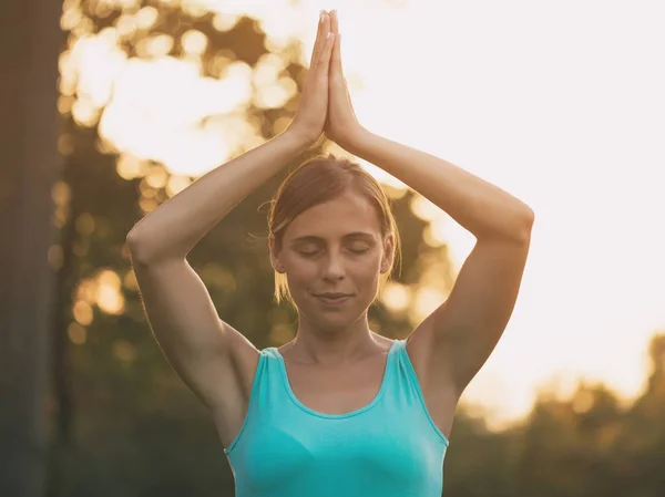 Krásná Žena Těší Meditaci Přírodě Obraz Záměrně Sladěn — Stock fotografie