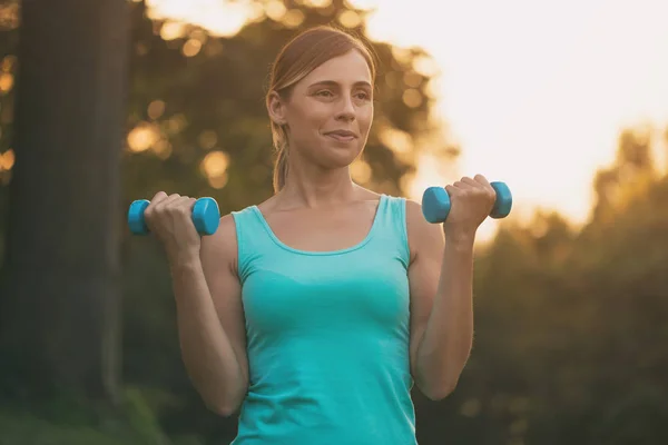 Hermosa Mujer Disfruta Hacer Ejercicio Con Pesas Naturaleza Imagen Tonifica —  Fotos de Stock