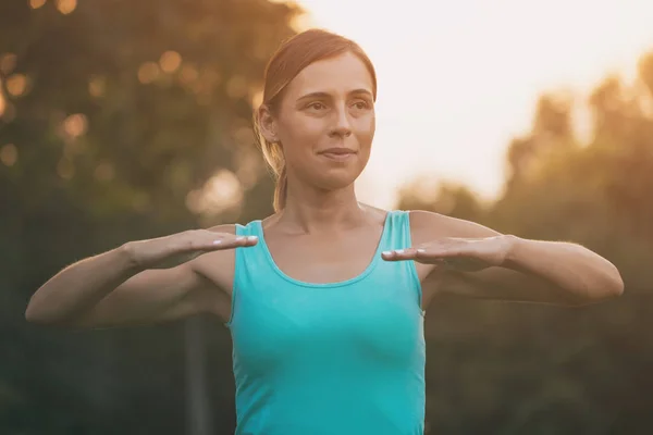 Hermosa Mujer Disfruta Haciendo Ejercicio Naturaleza Imagen Tonifica Intencionalmente —  Fotos de Stock