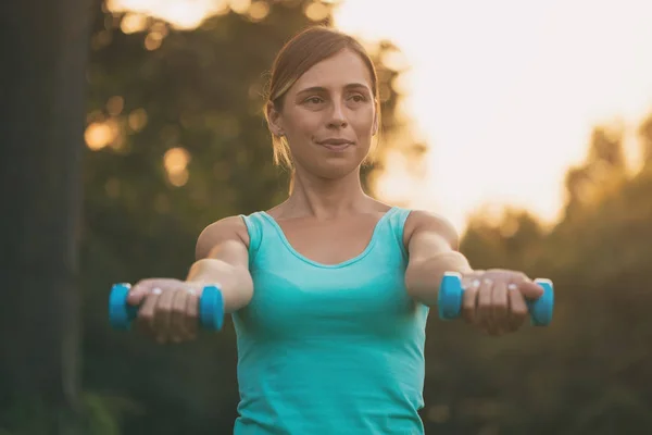 Hermosa Mujer Disfruta Hacer Ejercicio Con Pesas Naturaleza Imagen Tonifica —  Fotos de Stock