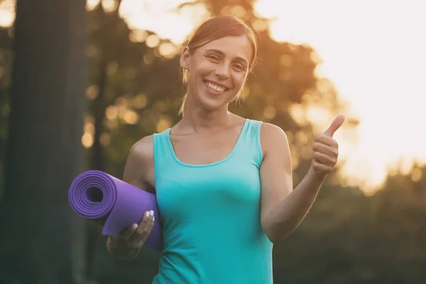 Retrato Una Hermosa Mujer Deportiva Que Muestra Pulgar Hacia Arriba —  Fotos de Stock