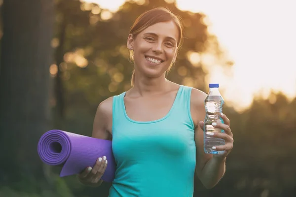 Porträtt Sportig Kvinna Med Flaska Vatten Och Motion Matta Naturen — Stockfoto