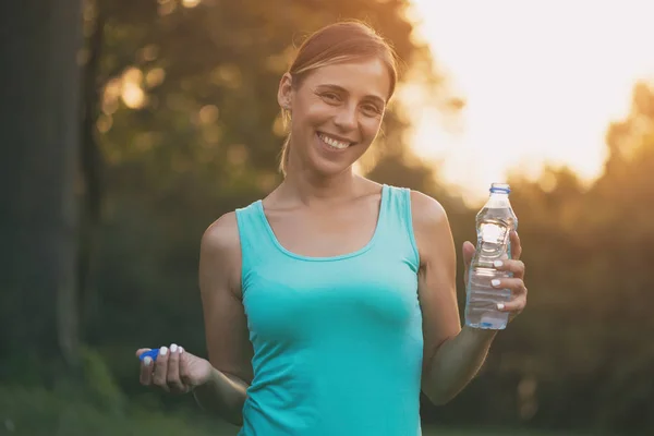 Mooie Sportieve Vrouw Drinkwater Tijdens Oefening Afbeelding Opzettelijk Afgezwakt — Stockfoto