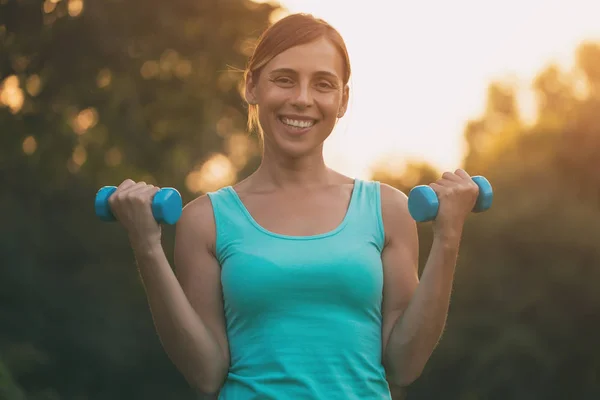 Bella Donna Gode Esercitare Con Pesi Nella Natura Immagine Intenzionalmente — Foto Stock