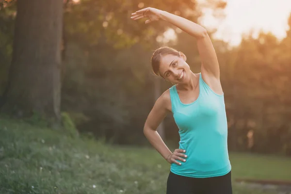 Hermosa Mujer Disfruta Haciendo Ejercicio Naturaleza Imagen Tonifica Intencionalmente —  Fotos de Stock